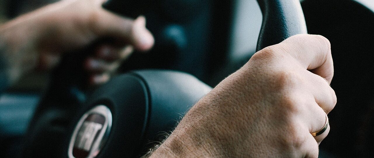 Wat betekent het rode acculampje bij een Ford Focus