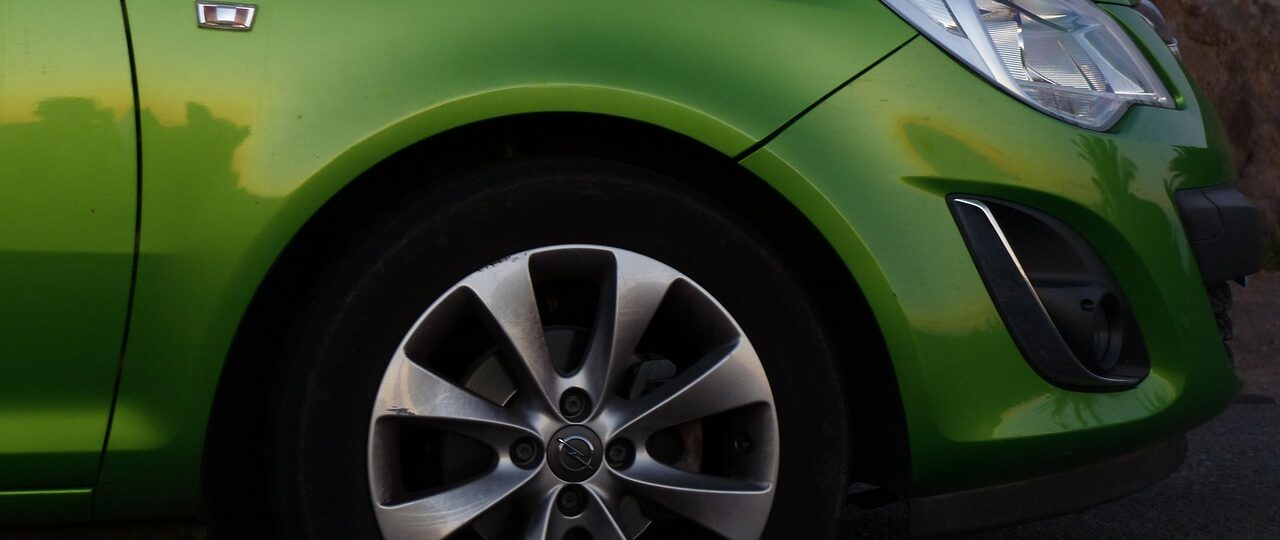 Hoe ontgrendel je een vastzittende motorkap van een Opel Corsa