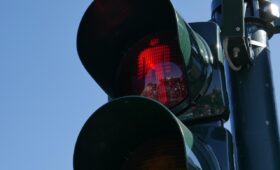 Waarom trilt de motor van mijn Ford Focus bij stationair draaien