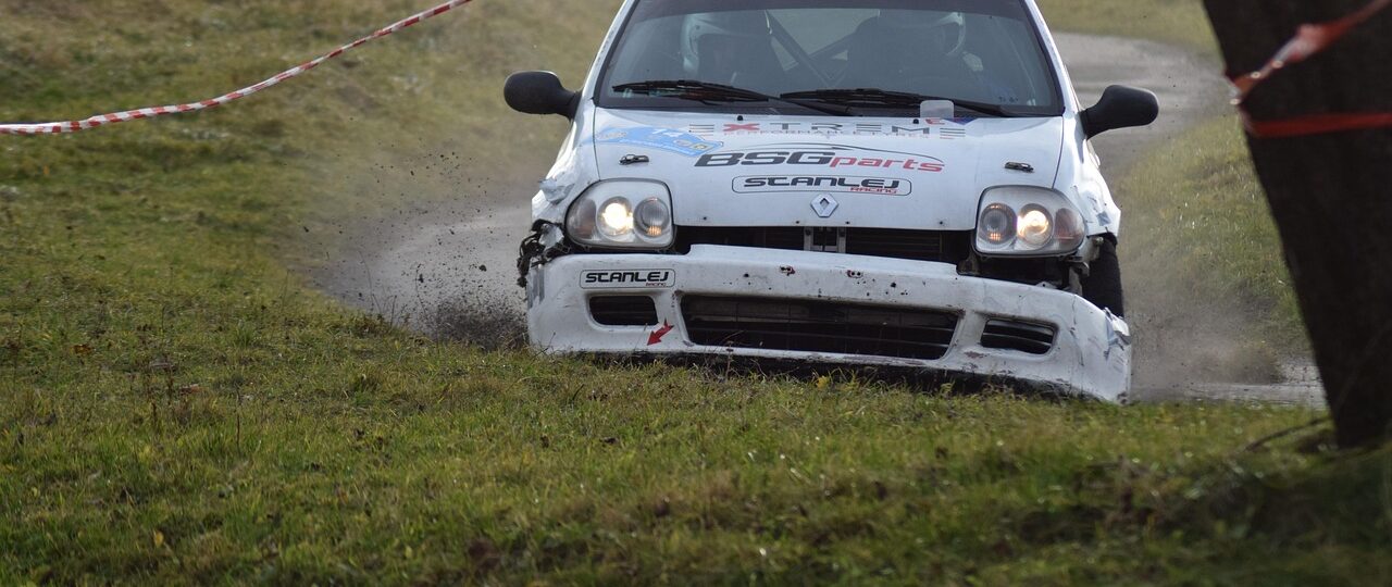 Waarom piepen de remmen van je auto bij lage snelheid