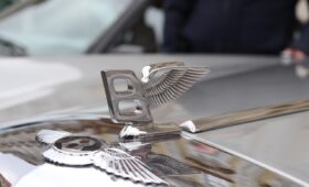 Waarom gaat mijn motor in noodloop