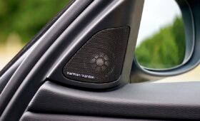 Auto maakt ratelend geluid bij stilstand