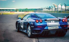 Waarom hoor ik een piep bij achteruitrijden