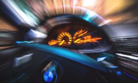 BMW X1 sDrive18i piept bij sturen naar links