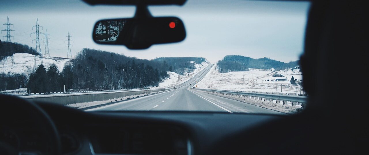 Auto schokt bij constante snelheid
