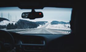 Auto schokt bij constante snelheid