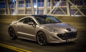 Peugeot 3008 Hybrid piept bij lage snelheid