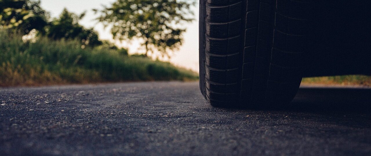 Waarom ruikt mijn auto naar verbrand rubber