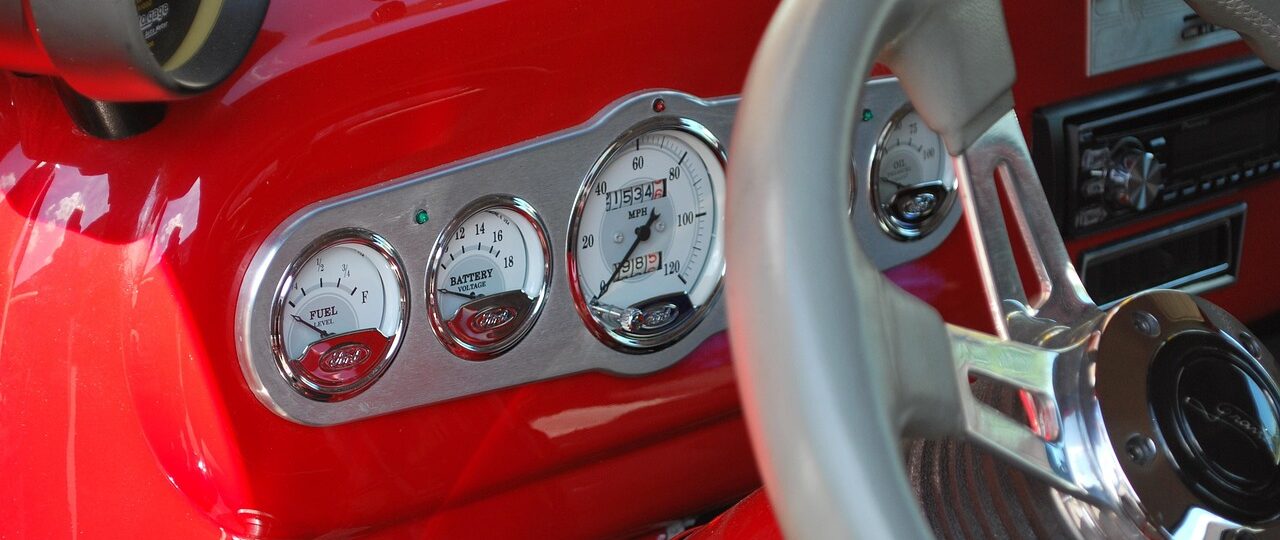 Wat betekent een rood acculampje op het dashboard